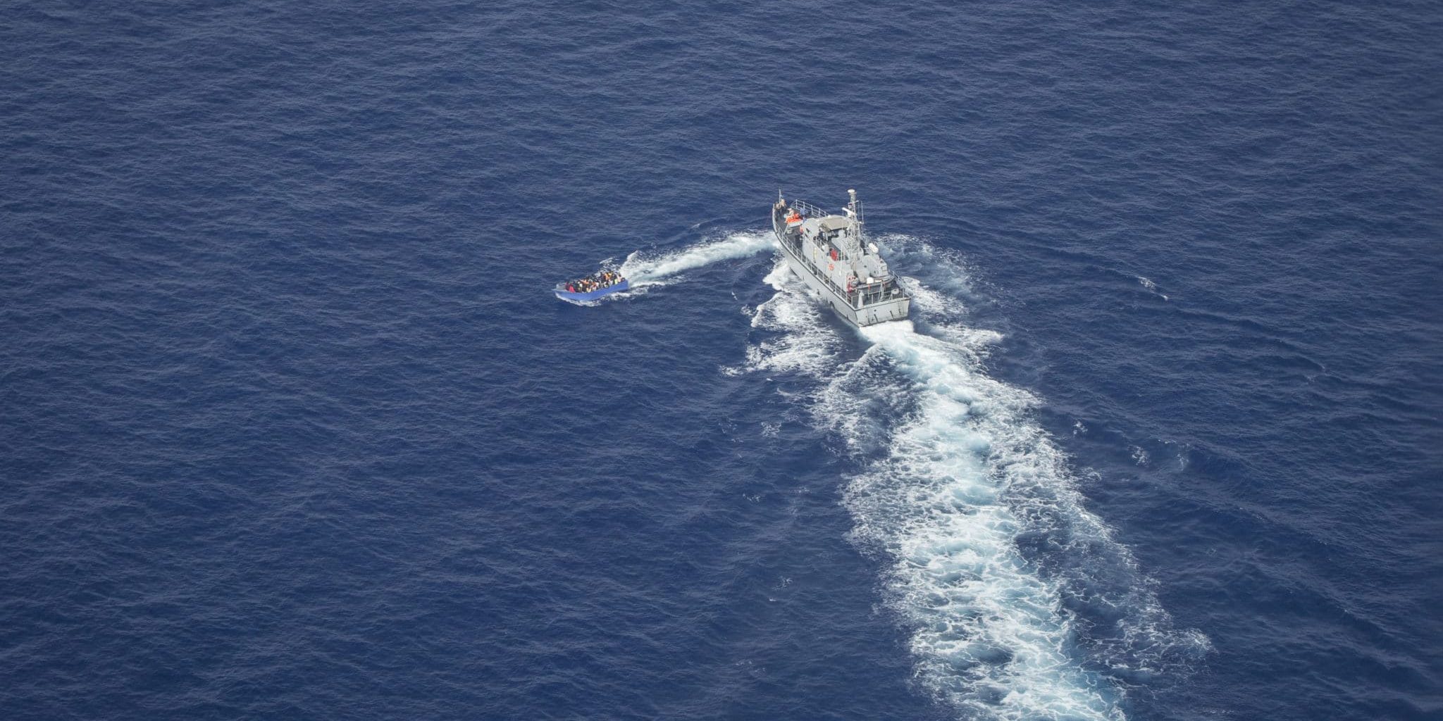الصورة: ما يسمى بخفر السواحل الليبي يطارد و يطلق النار علي قارب يحمل مهاجرين في محنة وسط البحر المتوسط, يونيو 2021. "SeaWatch" ©