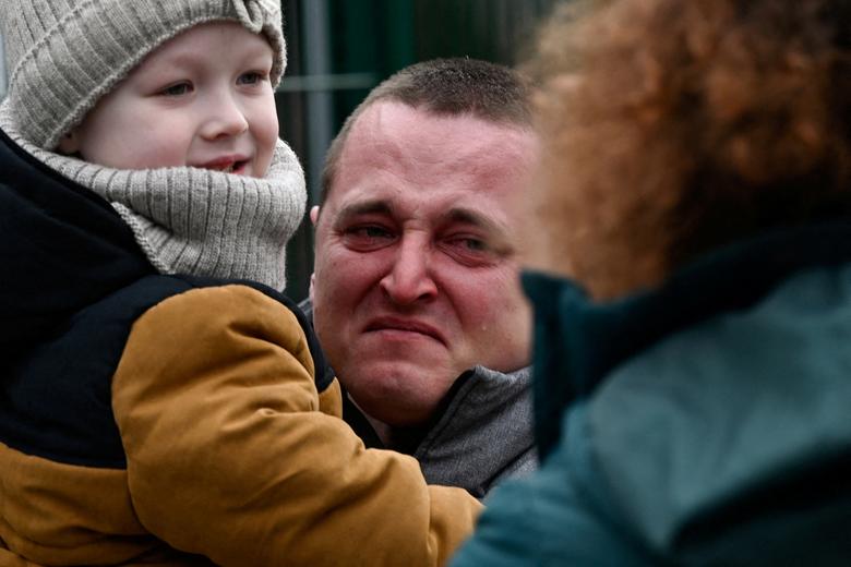 الصورة :رد فعل رجل يحمل طفلًا عند وصولهما من أوكرانيا إلى سلوفاكيا، بعد أن شنت روسيا عملية عسكرية واسعة النطاق ضد أوكرانيا. اليوم في أوبلا، سلوفاكيا. رادوفان ستوكلاسا - رويترز ©