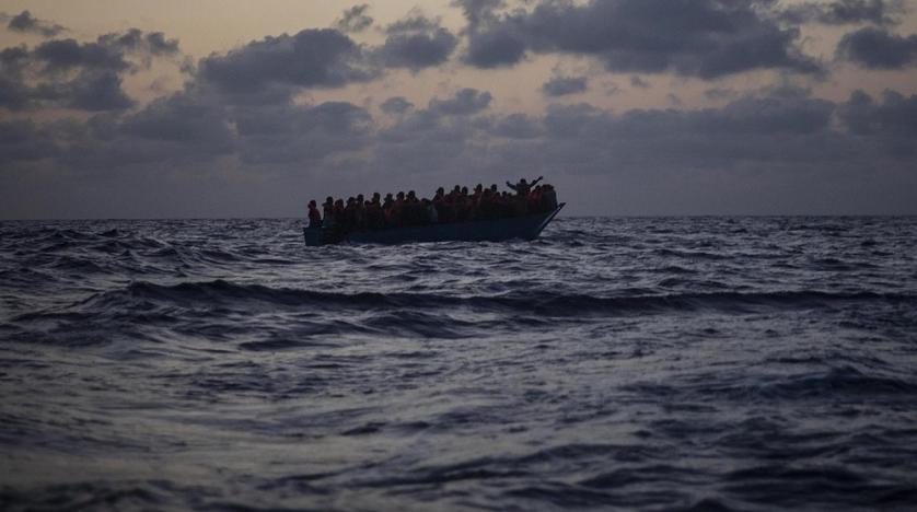 الصورة: قارب مكتظ بالمهاجرين وسط البحر الأبيض المتوسط، 2020. سانتي بالاسيوس، وكالة أسوشيتد برس ©