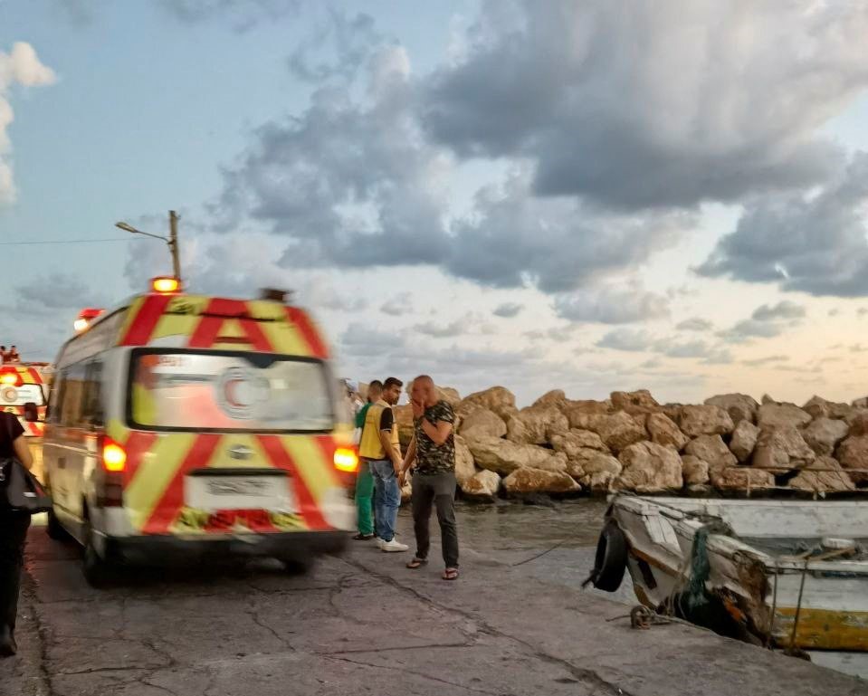 الصورة: أشخاص يشاركون في عملية إنقاذ المهاجرين في ميناء طرطوس السوري في 22 سبتمبر 2022. صالح سليمان - رويترز ©
