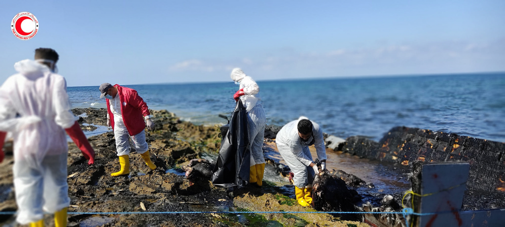 الصورة: انتشال جثث حوالى 17 مهاجر ماتوا حرقا داخل قارب في مدينة صبراتة، ليبيا. 7 أكتوبر 2022. الهلال الأحمر الليبي ©