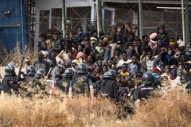 الصورة: قوات شرطة تطوق المنطقة الحدودية الإسبانية المغربية بعد عبور اللاجئين والمهاجرين للسياج الفاصل في مليلة، 24 يونيو [Javier Bernardo / AP] ©