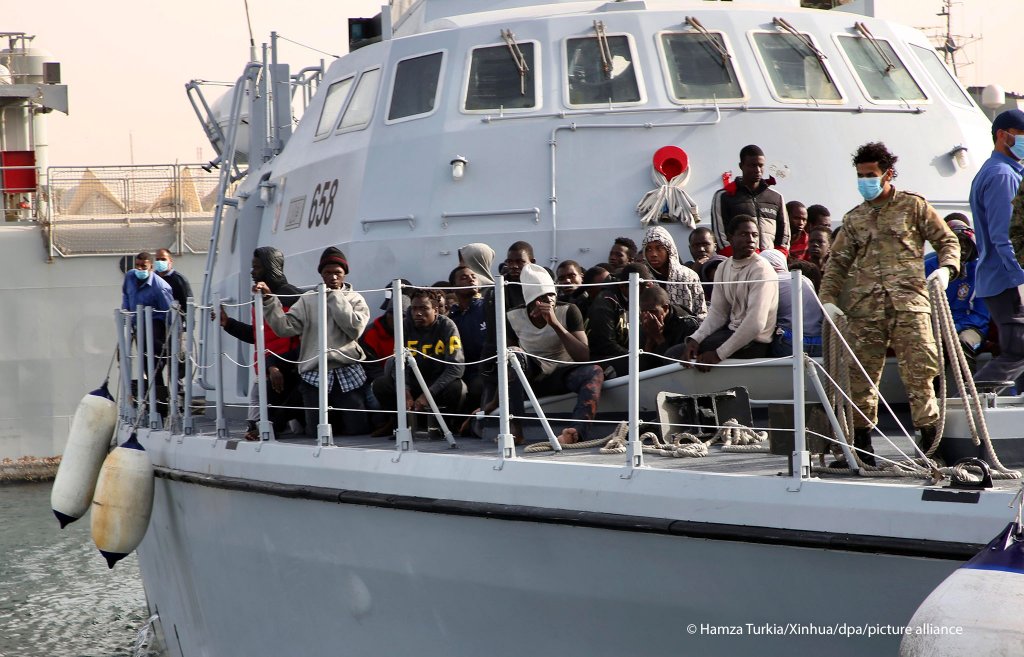 الصورة: خفر السواحل الليبي يعترض قاربا يحمل 108 مهاجر متجهين إلى أوروبا ويعيدهم إلى طرابلس، Picture alliance/dpa/XinHua | Hamza Turkia ©