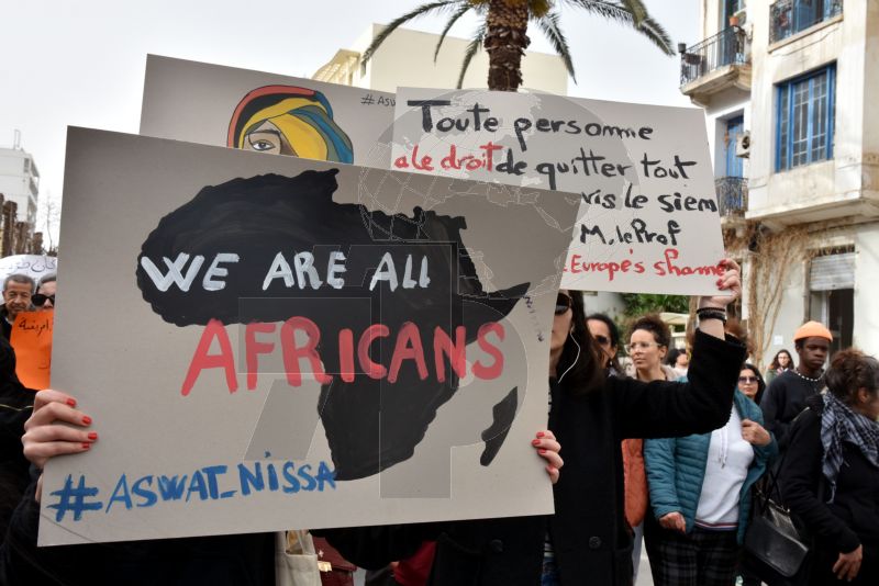 “تسقط الفاشية .. تونس أرض إفريقية” – مئات المتظاهرين ينددون بتصريحات قيس سعيد