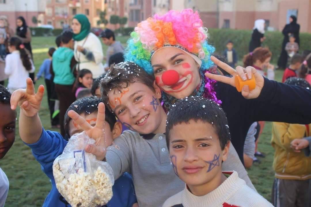 ندى جمال ظلام أثناء افتتاح مركز تعليمي للأطفال السوريين، مدينة ٦ أكتوبر، ٢٠١٥