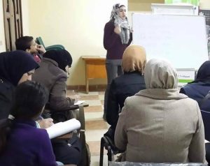 ندى ظلام تدير دورة محو أمية لغوية للأمهات السوريات
