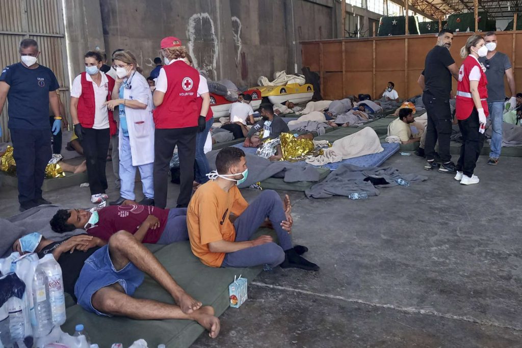 بعض الناجين من غرق سفينة صيد من ليبيا ، في مستودع بميناء مدينة كالاماتا (اليونان) ، 14 يونيو 2023. غير معتمد /  AP المصدر 