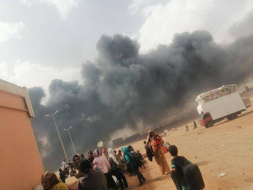 صورة من الحريق عند معبر أرقين على الجانب السودانى،  26 مايو 2023، ( مصدر الصورة: شهود/ شاهدات من العالقين/ات على معبر أرقين).
