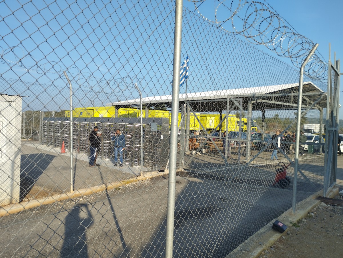 السجن بدلاً من الحماية: احتجاز الناجين من مركب بيلوس في اليونان