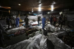 جثث الفلسطينيين الذين قتلوا بواسطة قصف إسرائيلي في المستشفى الأهلي العربي متجمعة في الساحة الأمامية لمستشفى الشفاء بمدينة غزة وسط قطاع غزة، 17 أكتوبر، 2023. AP ©