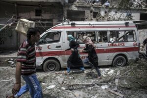 إسرائيل تتعمد استهداف سيارات الإسعاف والأطقم الطبية