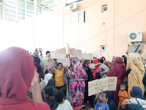 Image of a protest held by holders of temporary documents denouncing the refusal to allow them to cross. (Source: Witnesses among the stranded at the Arqeen border crossing)