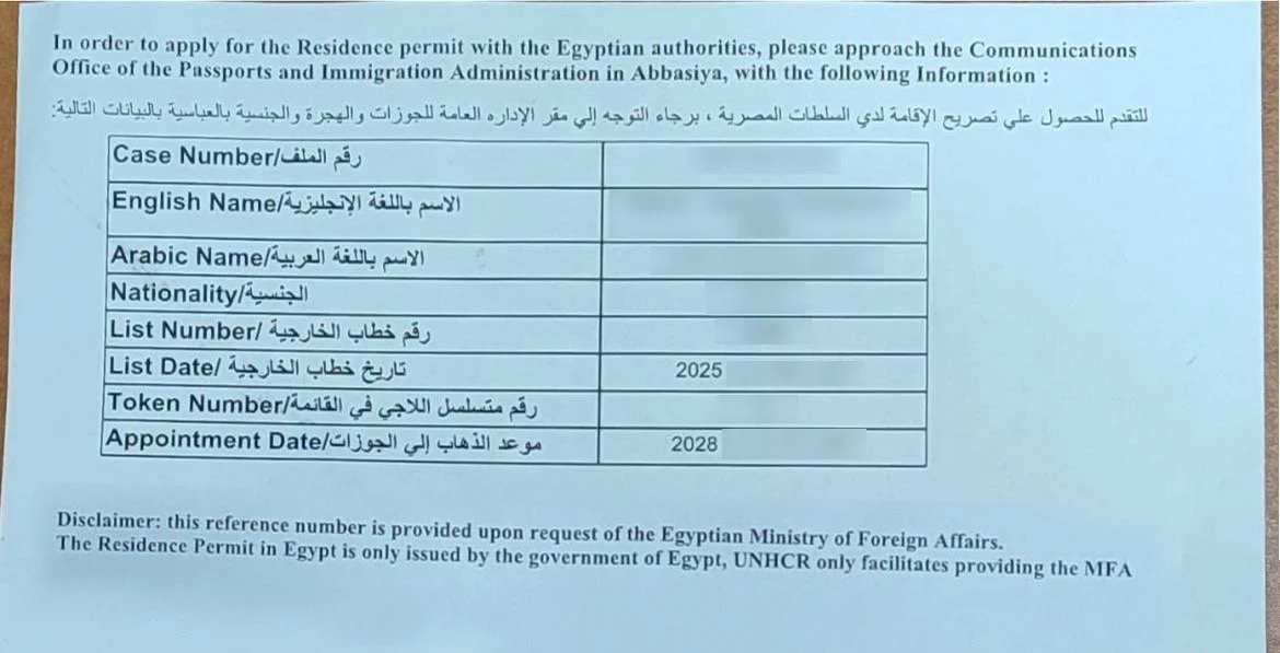 تُوجِّه ورقةُ الموعد أحدَ اللاجئين السودانيين إلى السلطات المصرية لتقديم طلب للحصول على الإقامة، لكن الموعد المحدد هو مارس/آذار 2028. وتركت الطلبات المتراكمة العديد من اللاجئين دون وضع قانوني ومعرضين لخطر الاحتجاز والترحيل.